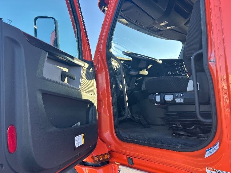 2020 Freightliner Cascadia — photo 9