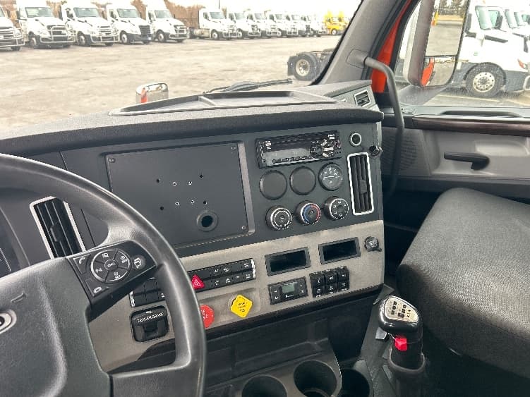 2020 Freightliner Cascadia — photo 10