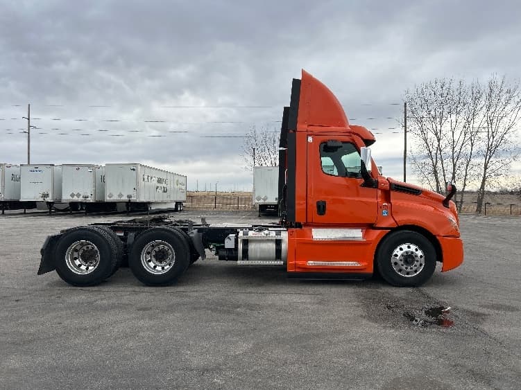2020 Freightliner Cascadia — photo 8