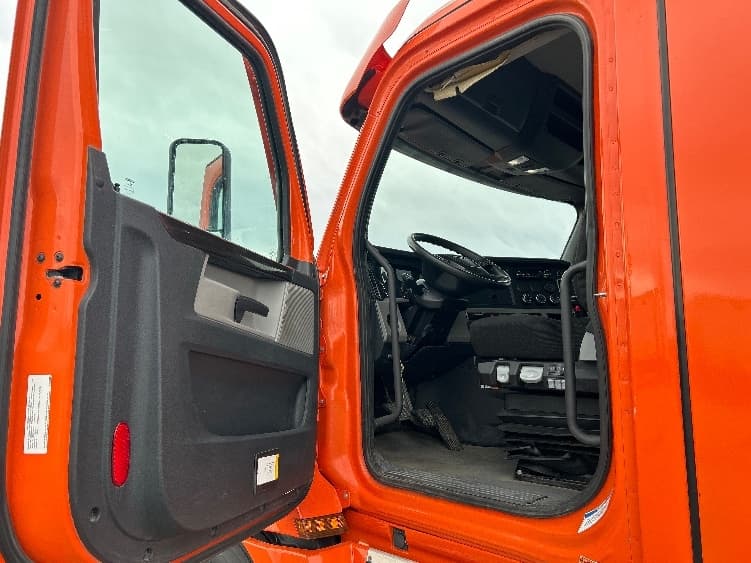 2020 Freightliner Cascadia — photo 9