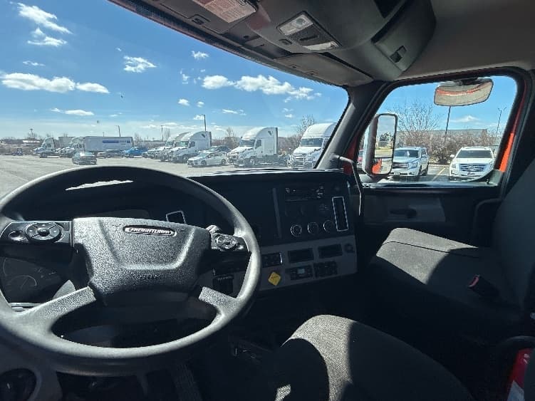 2020 Freightliner Cascadia — photo 10