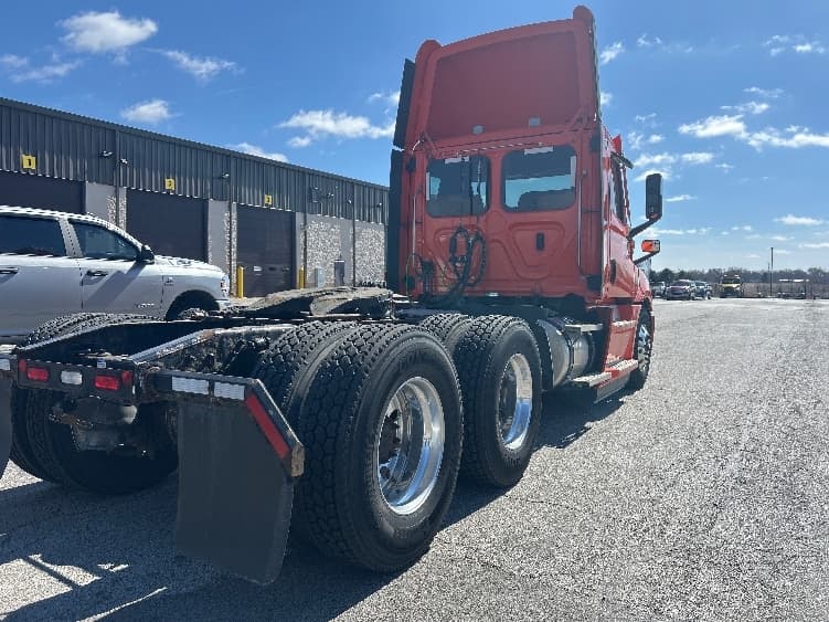 2020 Freightliner Cascadia — photo 7