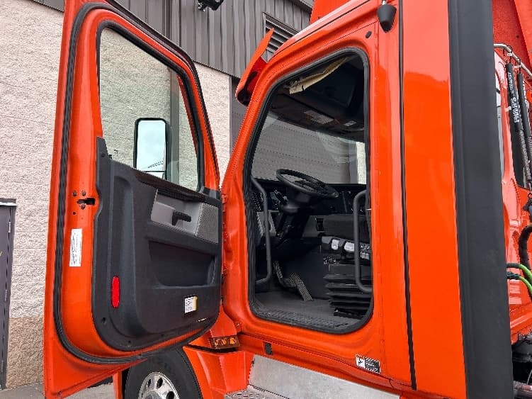 2020 Freightliner Cascadia — photo 9