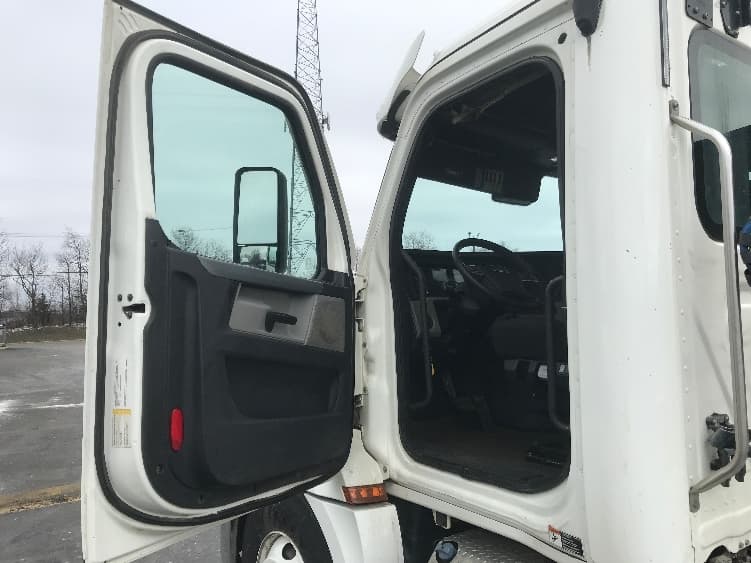 2020 Freightliner Cascadia — photo 9