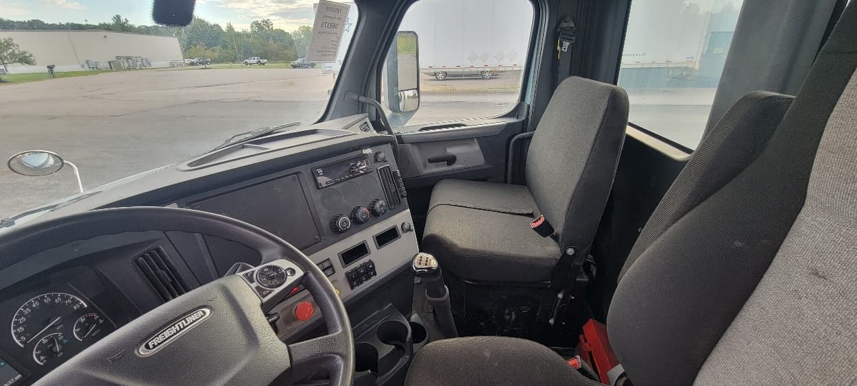 2020 Freightliner Cascadia — photo 10