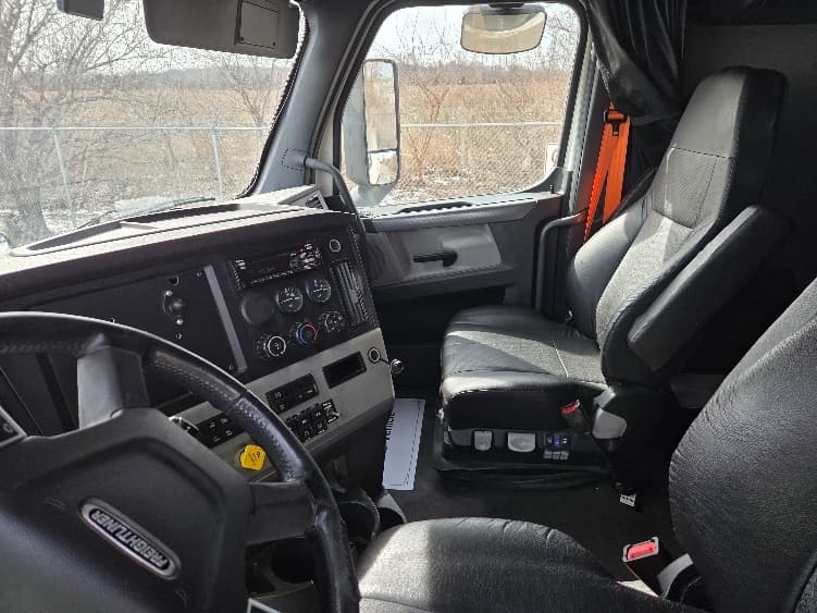 2021 Freightliner Cascadia — photo 10