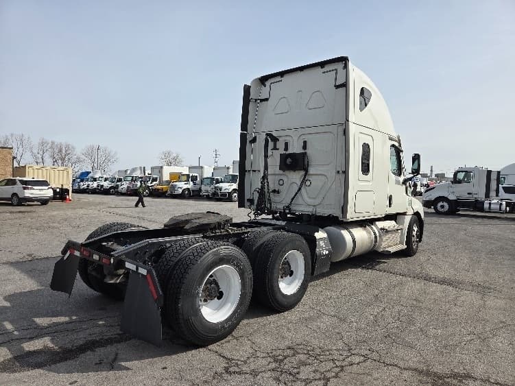 2021 Freightliner Cascadia — photo 7