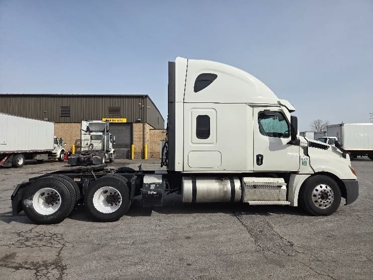 2021 Freightliner Cascadia — photo 8