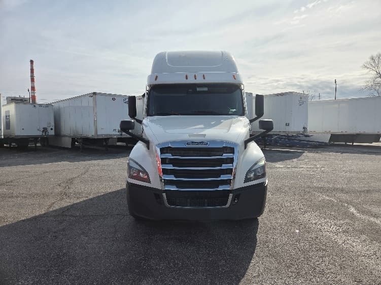 2021 Freightliner Cascadia — photo 2