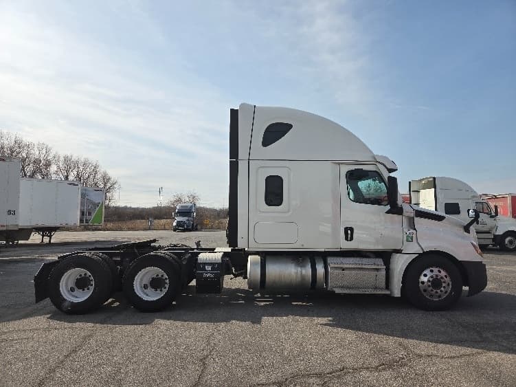 2021 Freightliner Cascadia — photo 8