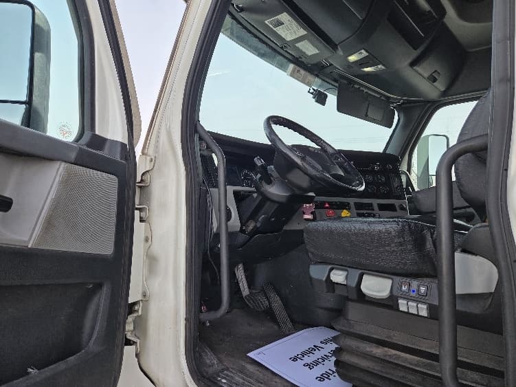 2021 Freightliner Cascadia — photo 9