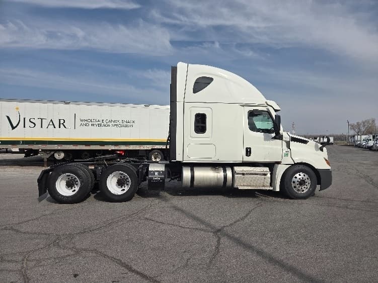 2021 Freightliner Cascadia — photo 8