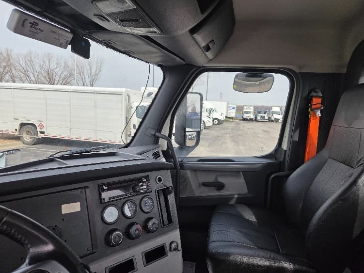 2021 Freightliner Cascadia — photo 10