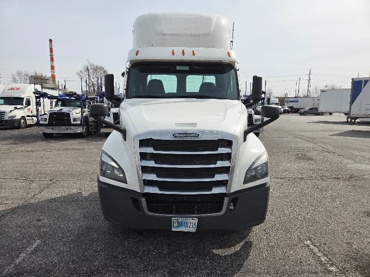 2021 Freightliner Cascadia — photo 2