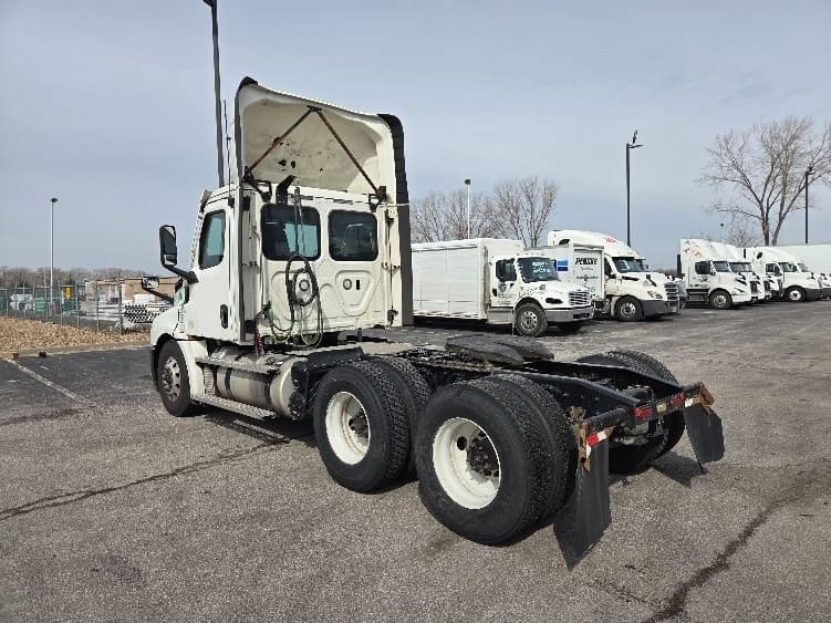 2021 Freightliner Cascadia — photo 5