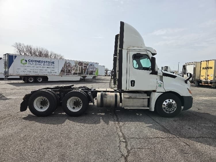 2021 Freightliner Cascadia — photo 8