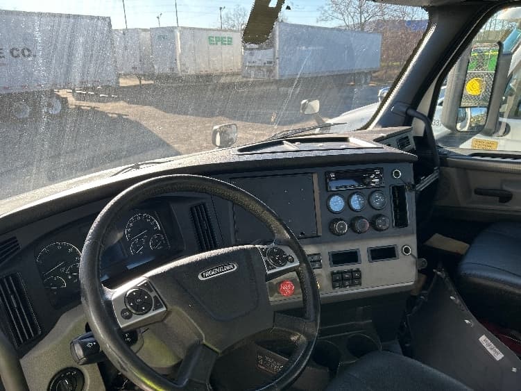 2021 Freightliner Cascadia — photo 10
