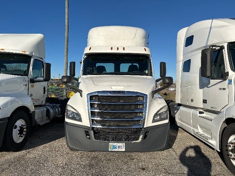 2021 Freightliner Cascadia — photo 2