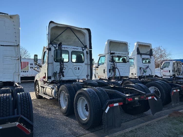 2021 Freightliner Cascadia — photo 5