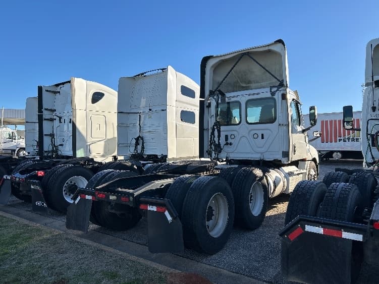2021 Freightliner Cascadia — photo 7