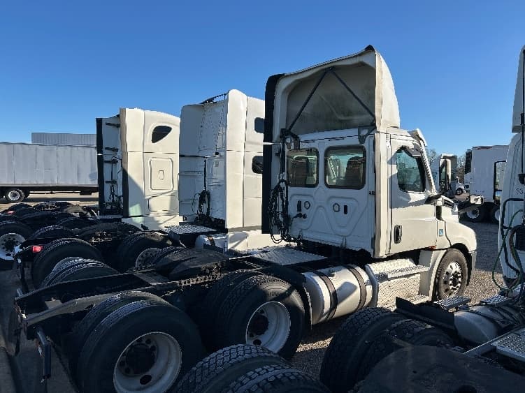 2021 Freightliner Cascadia — photo 8