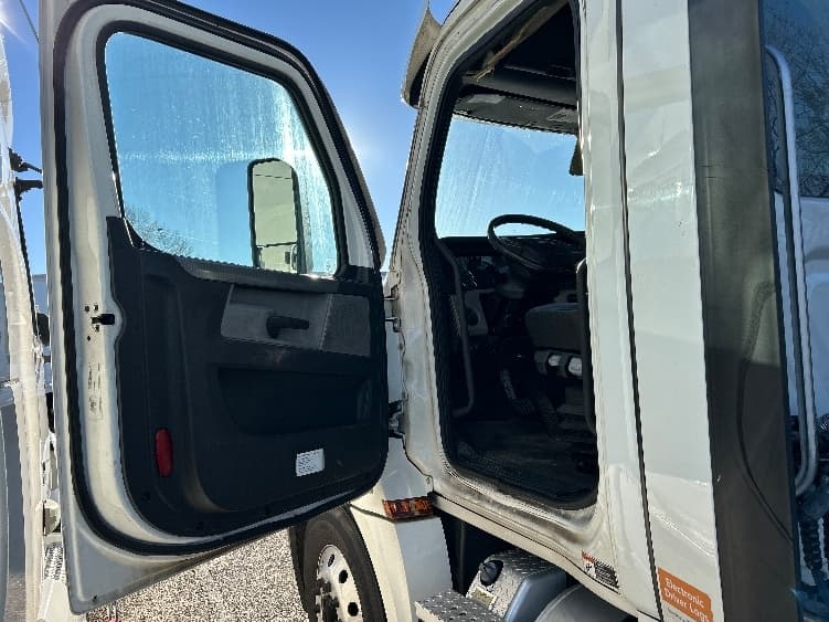 2021 Freightliner Cascadia — photo 9