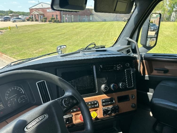 2020 Freightliner Cascadia — photo 10