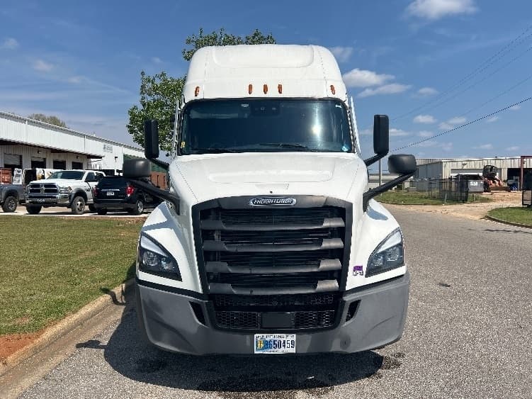2020 Freightliner Cascadia — photo 2