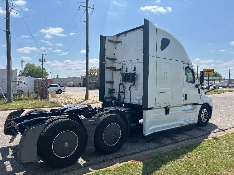 2020 Freightliner Cascadia — photo 7