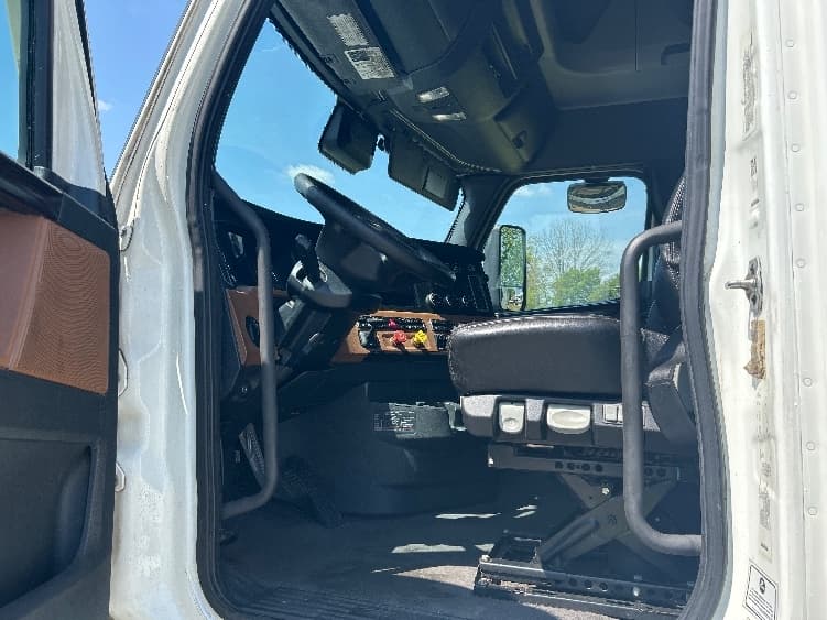 2020 Freightliner Cascadia — photo 9