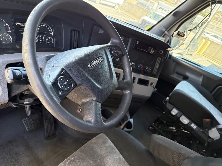 2020 Freightliner Cascadia — photo 10