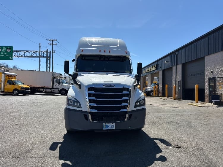2020 Freightliner Cascadia — photo 2