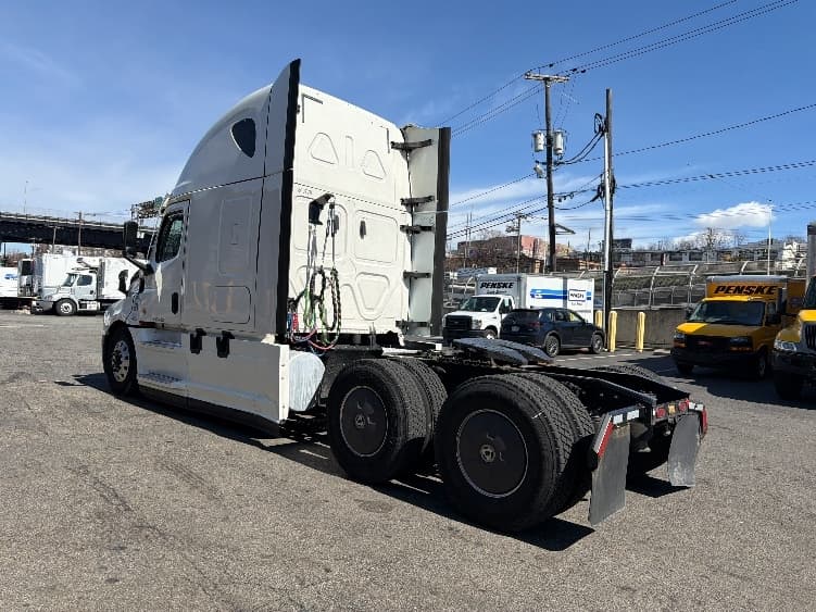 2020 Freightliner Cascadia — photo 5