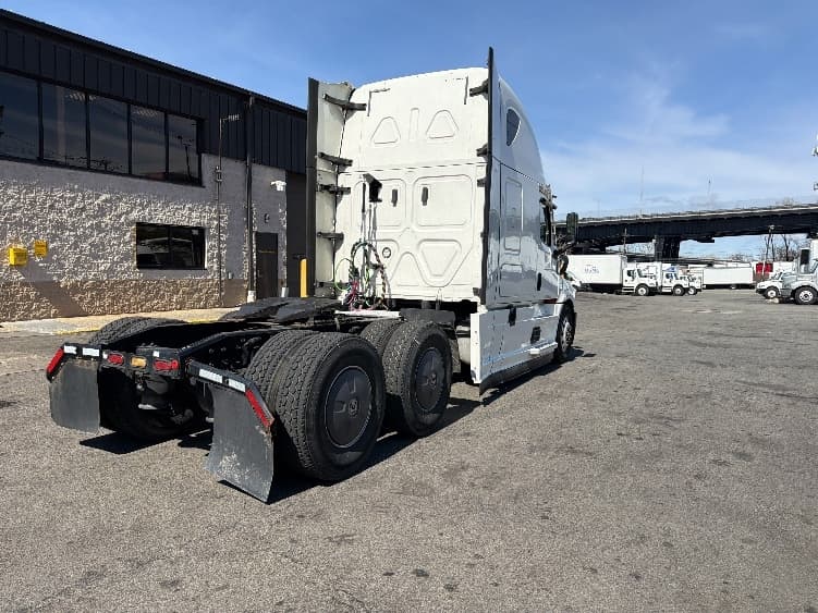 2020 Freightliner Cascadia — photo 7