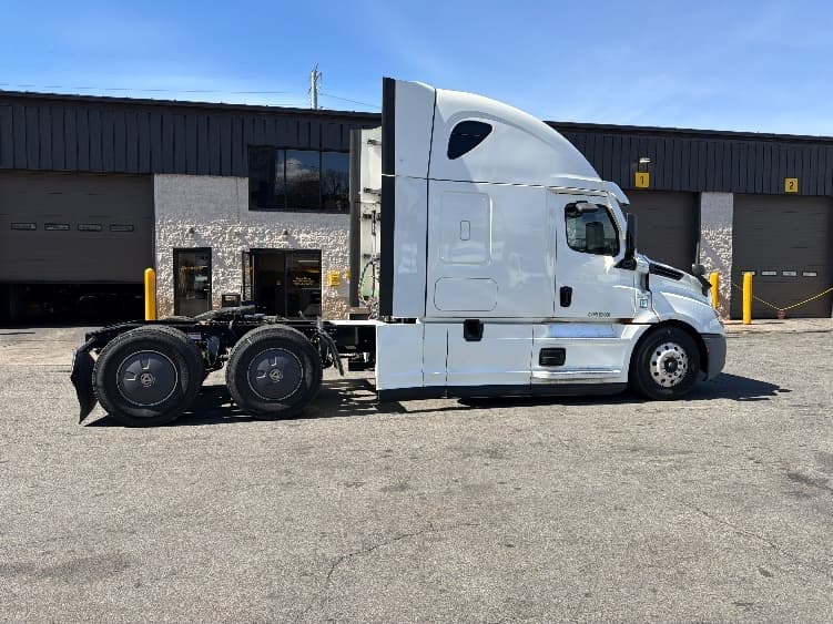 2020 Freightliner Cascadia — photo 8