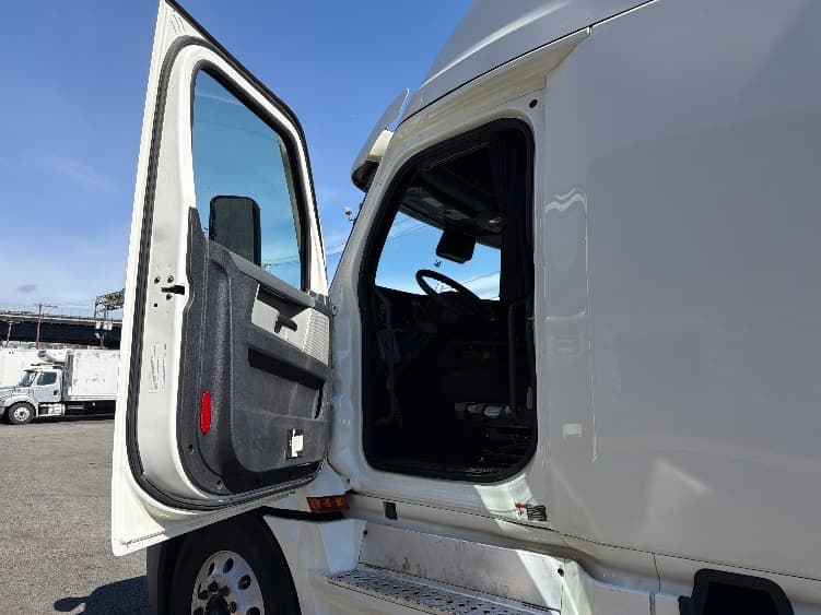 2020 Freightliner Cascadia — photo 9