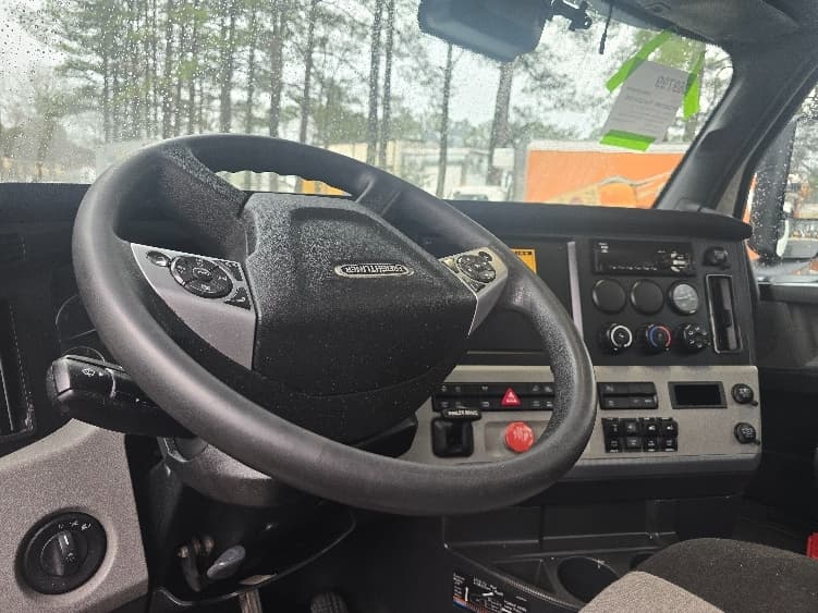 2021 Freightliner Cascadia — photo 10
