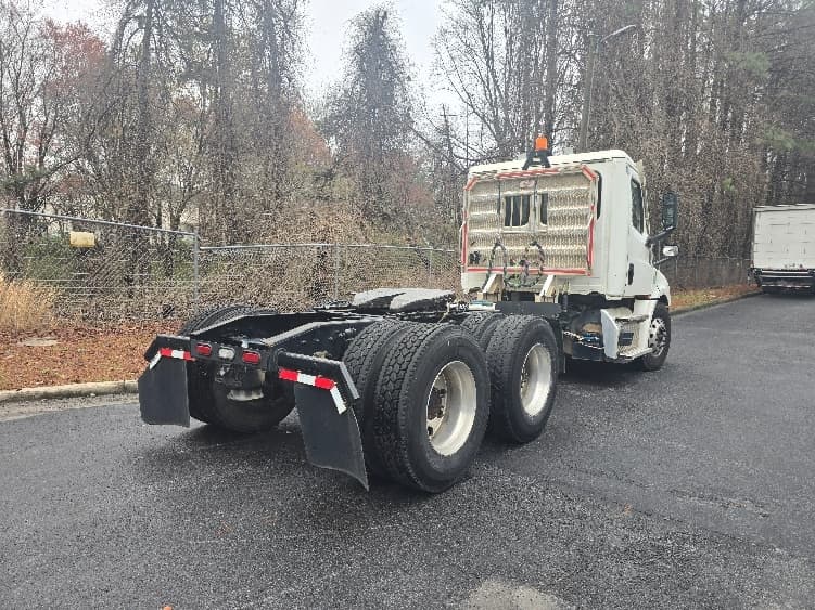 2021 Freightliner Cascadia — photo 7