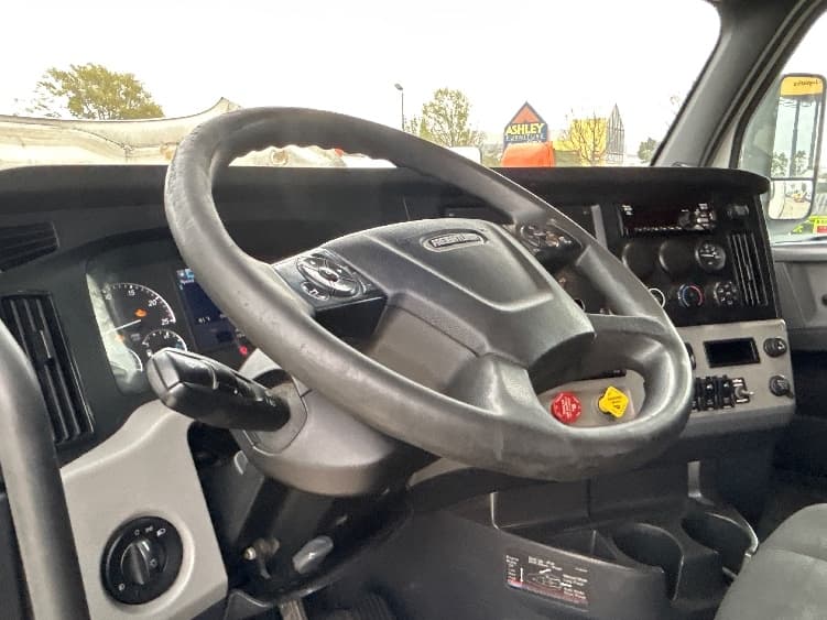 2021 Freightliner Cascadia — photo 10