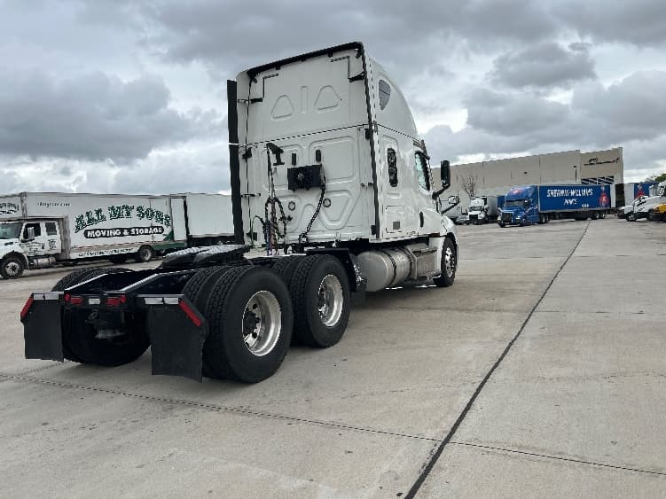2021 Freightliner Cascadia — photo 7