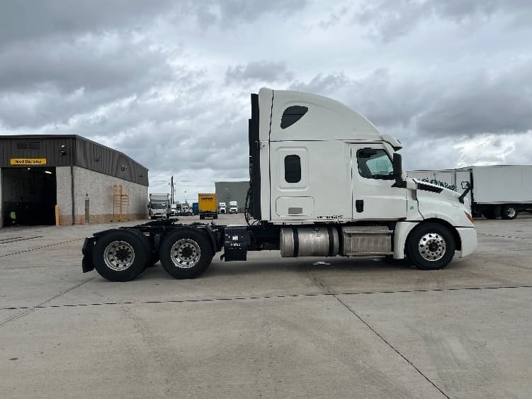 2021 Freightliner Cascadia — photo 8