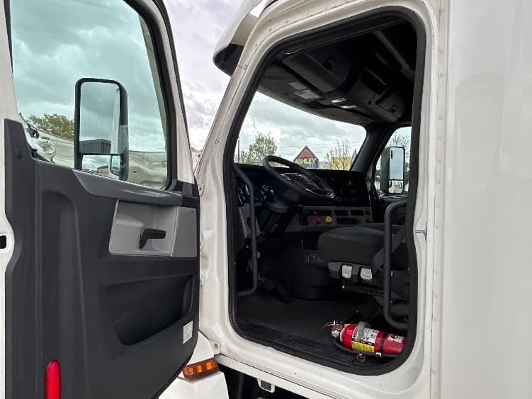 2021 Freightliner Cascadia — photo 9