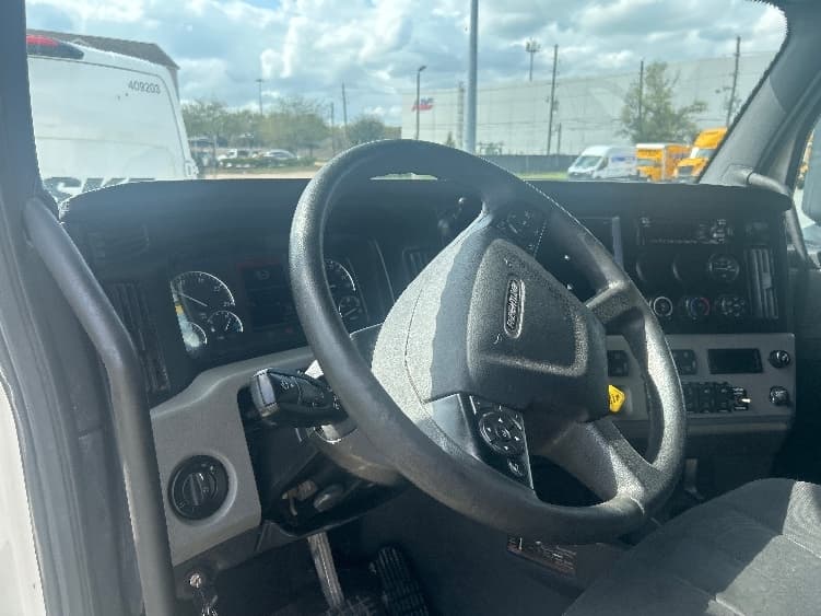 2021 Freightliner Cascadia — photo 10