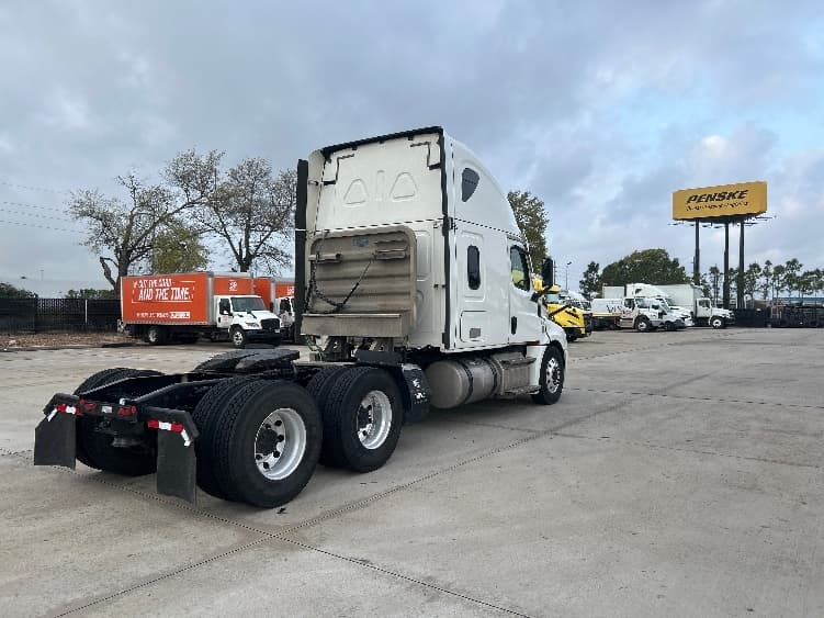 2021 Freightliner Cascadia — photo 7