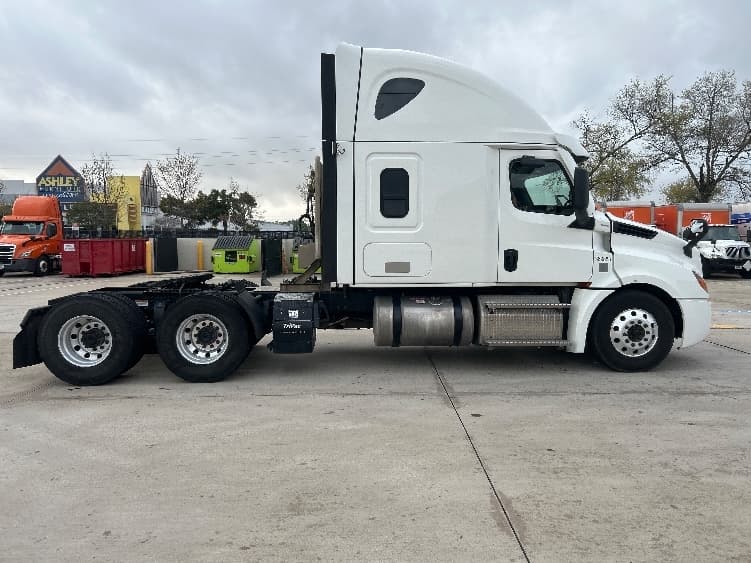 2021 Freightliner Cascadia — photo 8