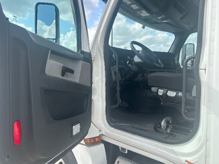 2021 Freightliner Cascadia — photo 9