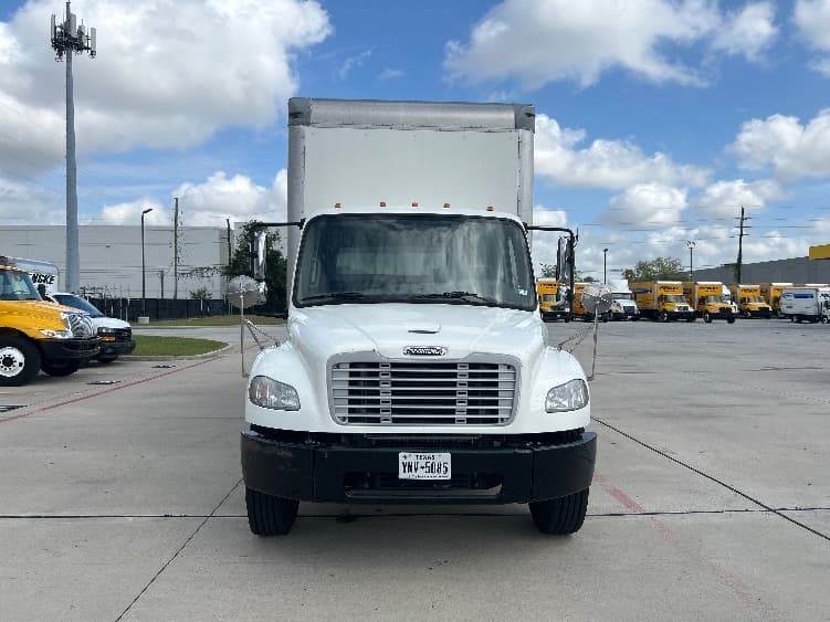 2021 Freightliner M2 106 — photo 2
