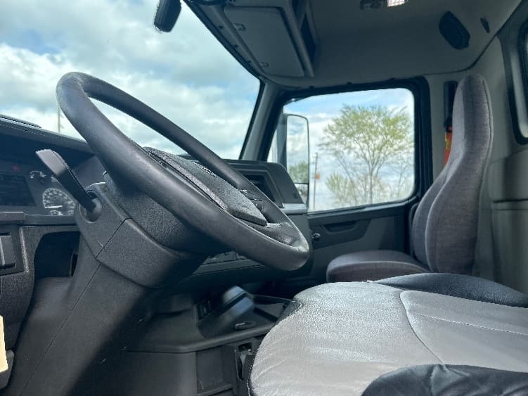 2021 Volvo VNL 300 — photo 10
