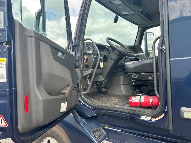 2021 Volvo VNL 300 — photo 9