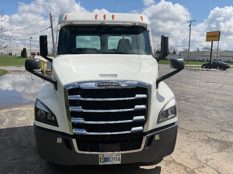 2021 Freightliner Cascadia — photo 2